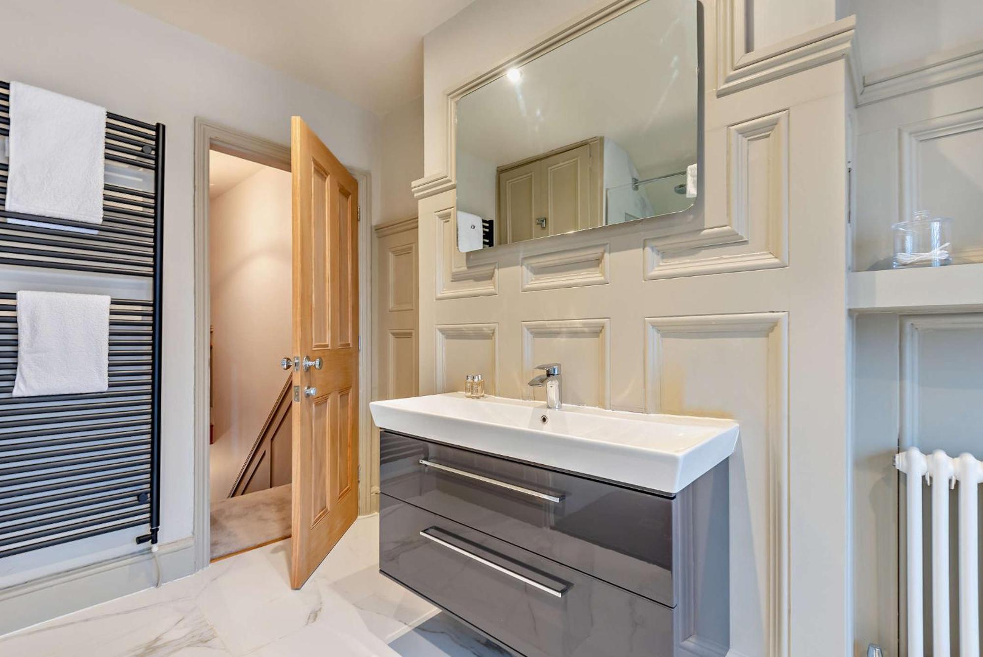 Townhouse - Free Parking Holiday home
