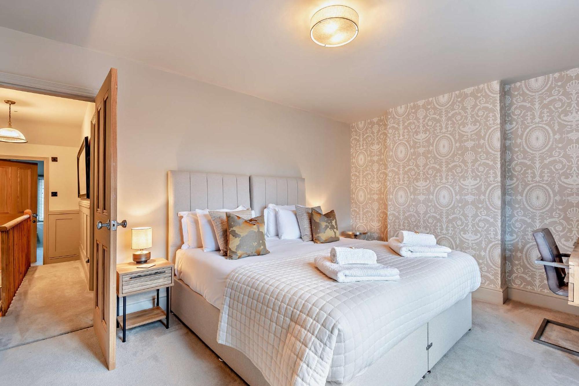 Townhouse - Free Parking Holiday home *